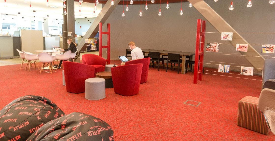 A room filled with furniture and a rugDescription automatically generated