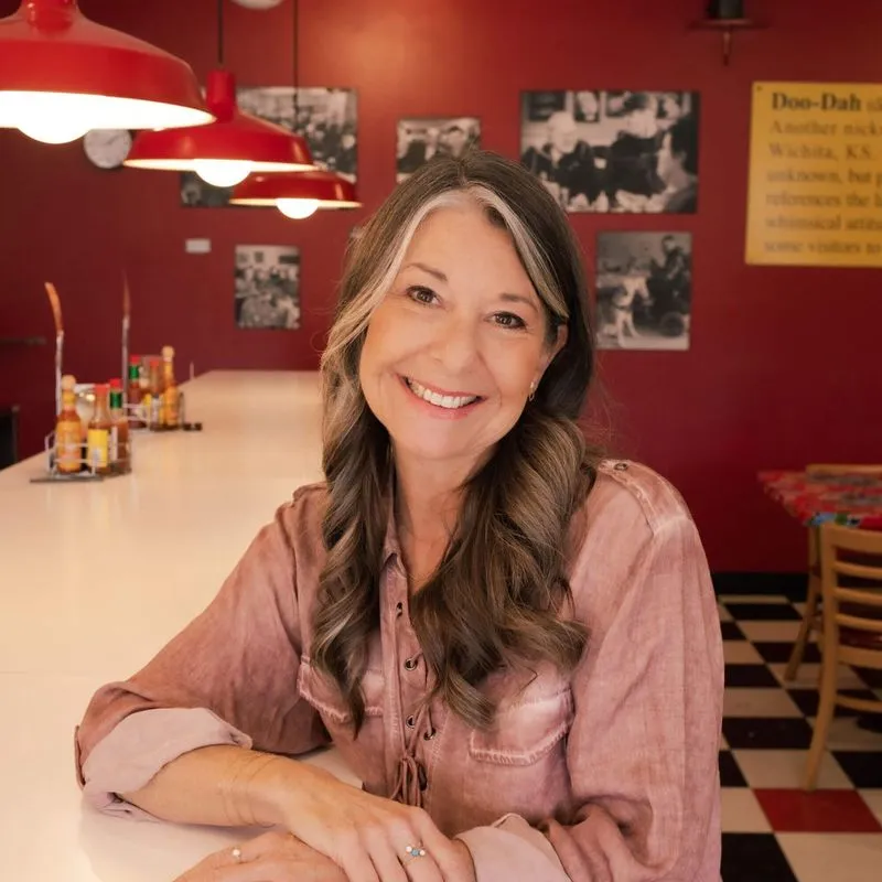 Loan американский. убеждение. люди в офисе. общение с продавцом. бизнес менеджер.