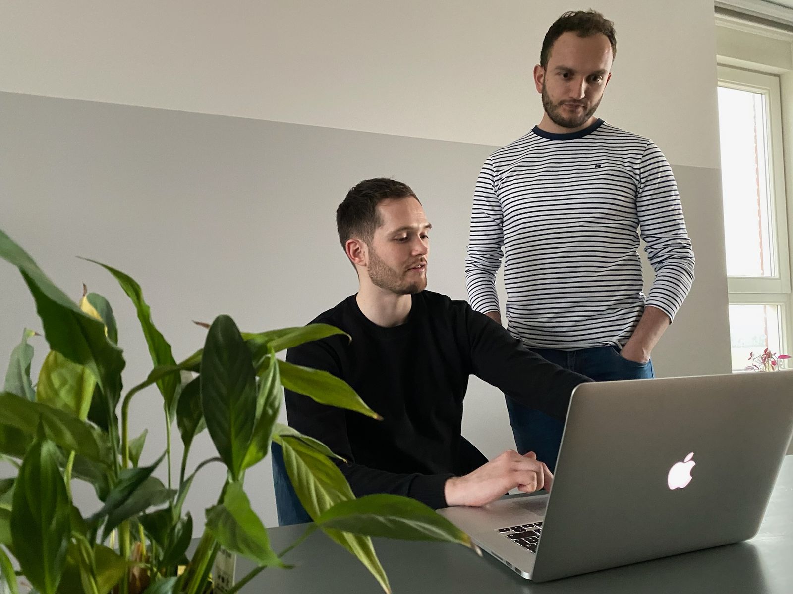 Smartphones die een schilderachtig veld met wilde bloemen en bomen vastleggen