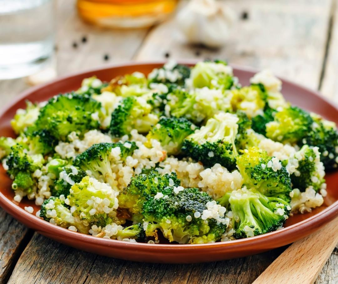 a high-fiber meal of quinoa and broccoli
