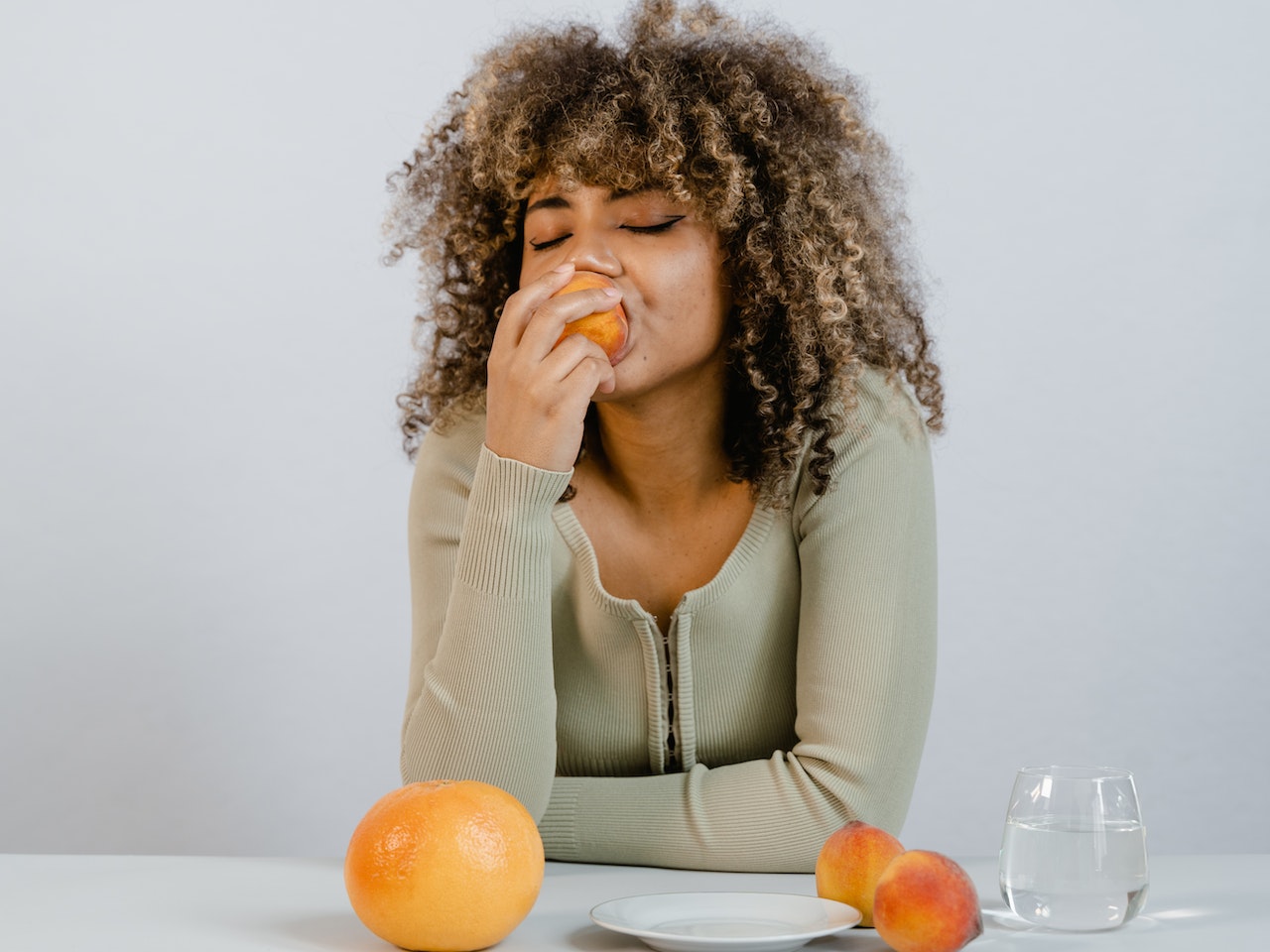 Curly-Woman-Eating-Fruits