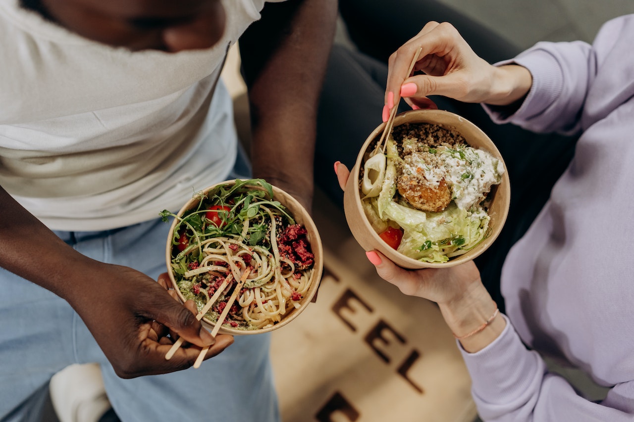 Man-And-Woman-Eating-Healthy-Food