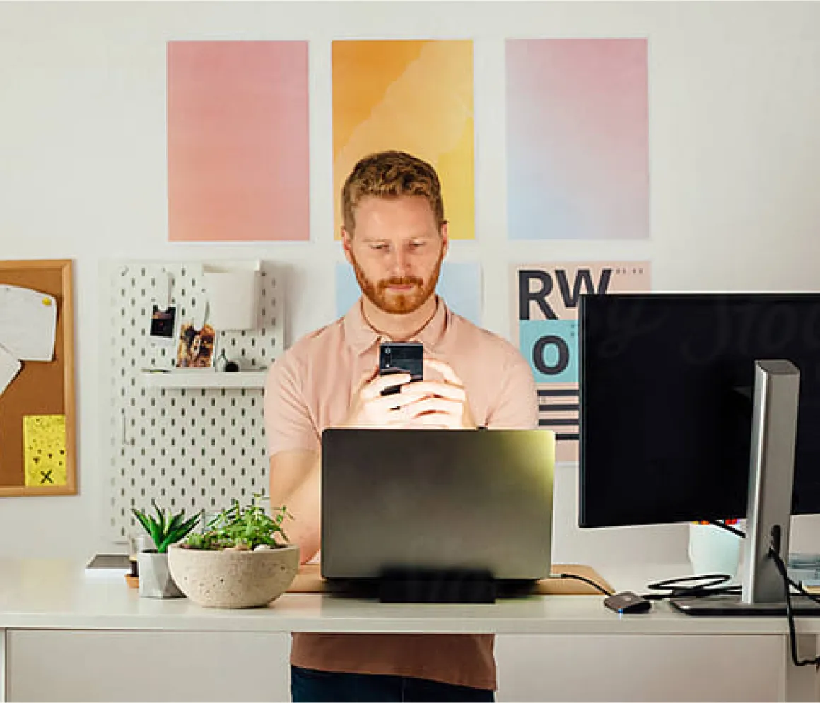 Man scheduling meeting with colleagues