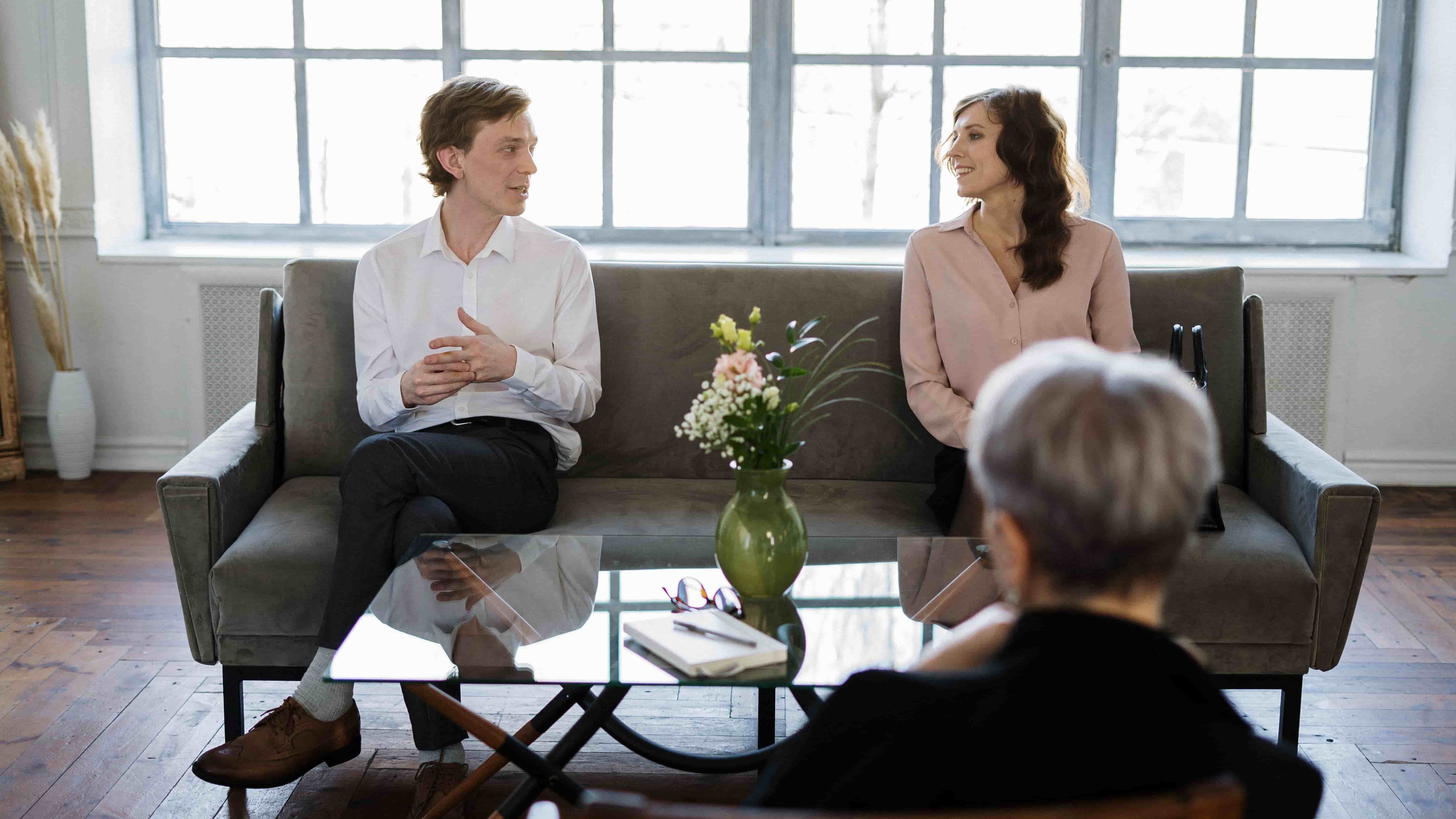 семейный психолог слушать. консультация психолога. разговор с психологом. семейное консультирование. поход к психологу.