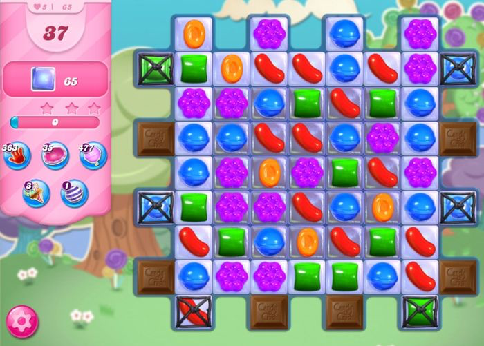 Interface du jeu Candy Crush avec une grille comportant une trentaine de bonbons colorés de différentes formes et couleurs