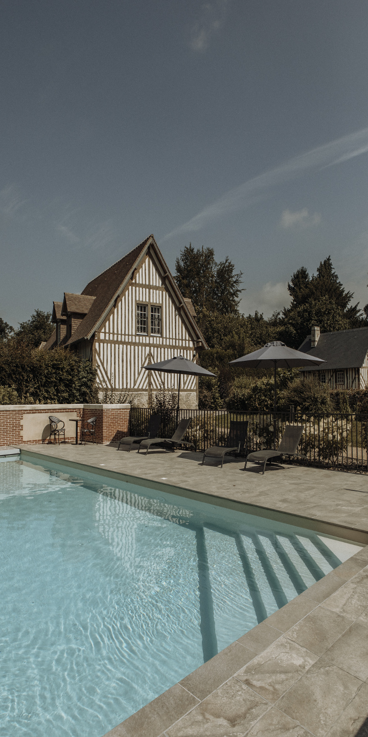 Piscine bleu Hôtel Les Manoirs des Portes de Deauville