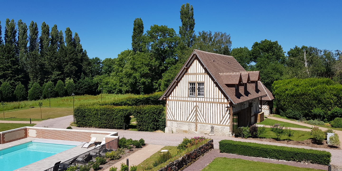 Maison et piscine Hôtel Les Manoirs des Portes de Deauville