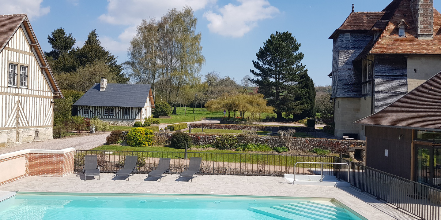 Coin piscine avec chaise Hôtel Les Manoirs des Portes de Deauville