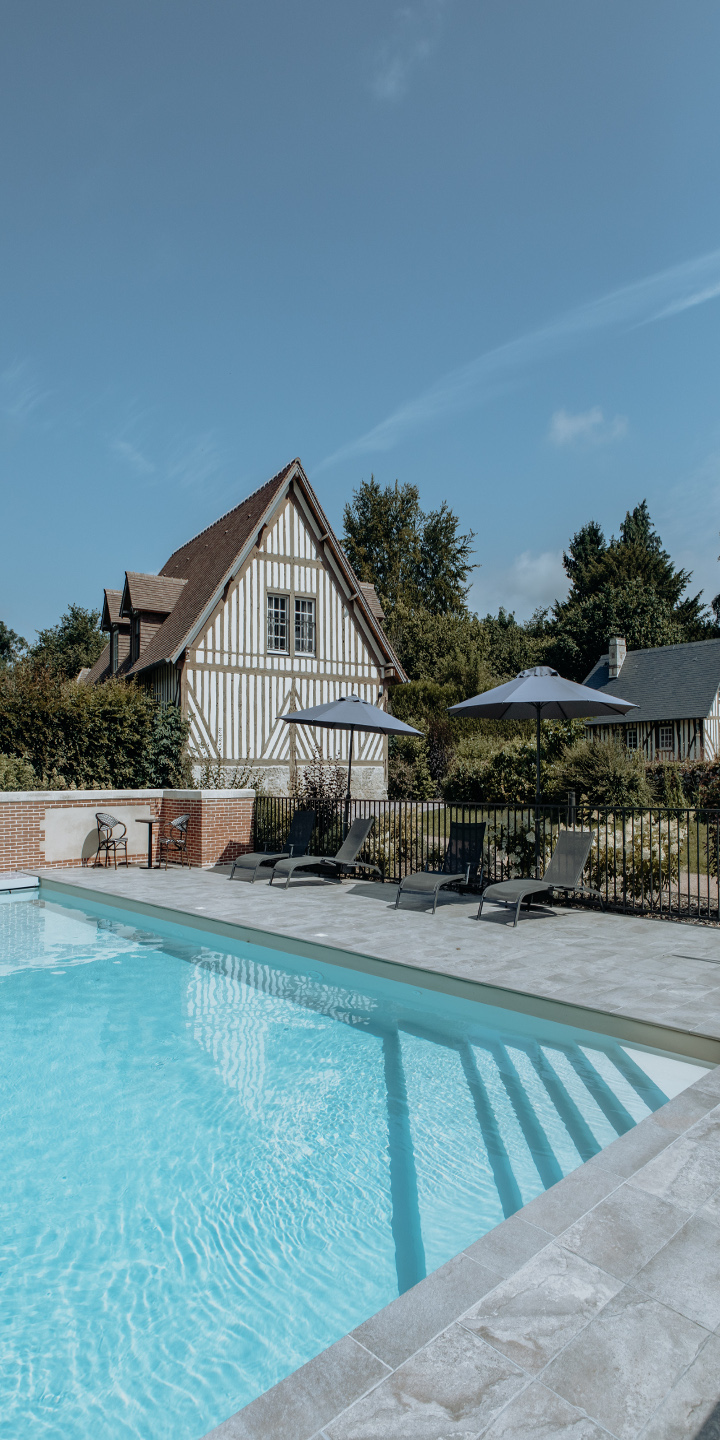 Une belle piscine Hôtel Les Manoirs des Portes de Deauville