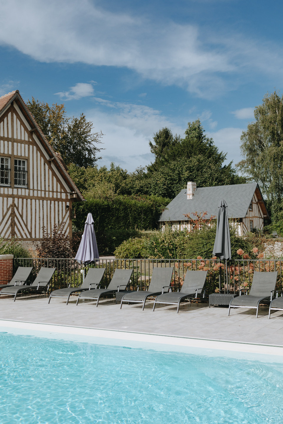Chaise au bord piscine Hôtel Les Manoirs des Portes de Deauville