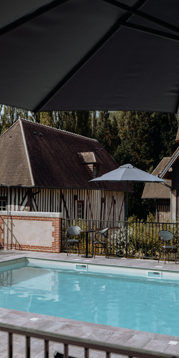 Table autour piscine Hôtel Les Manoirs des Portes de Deauville