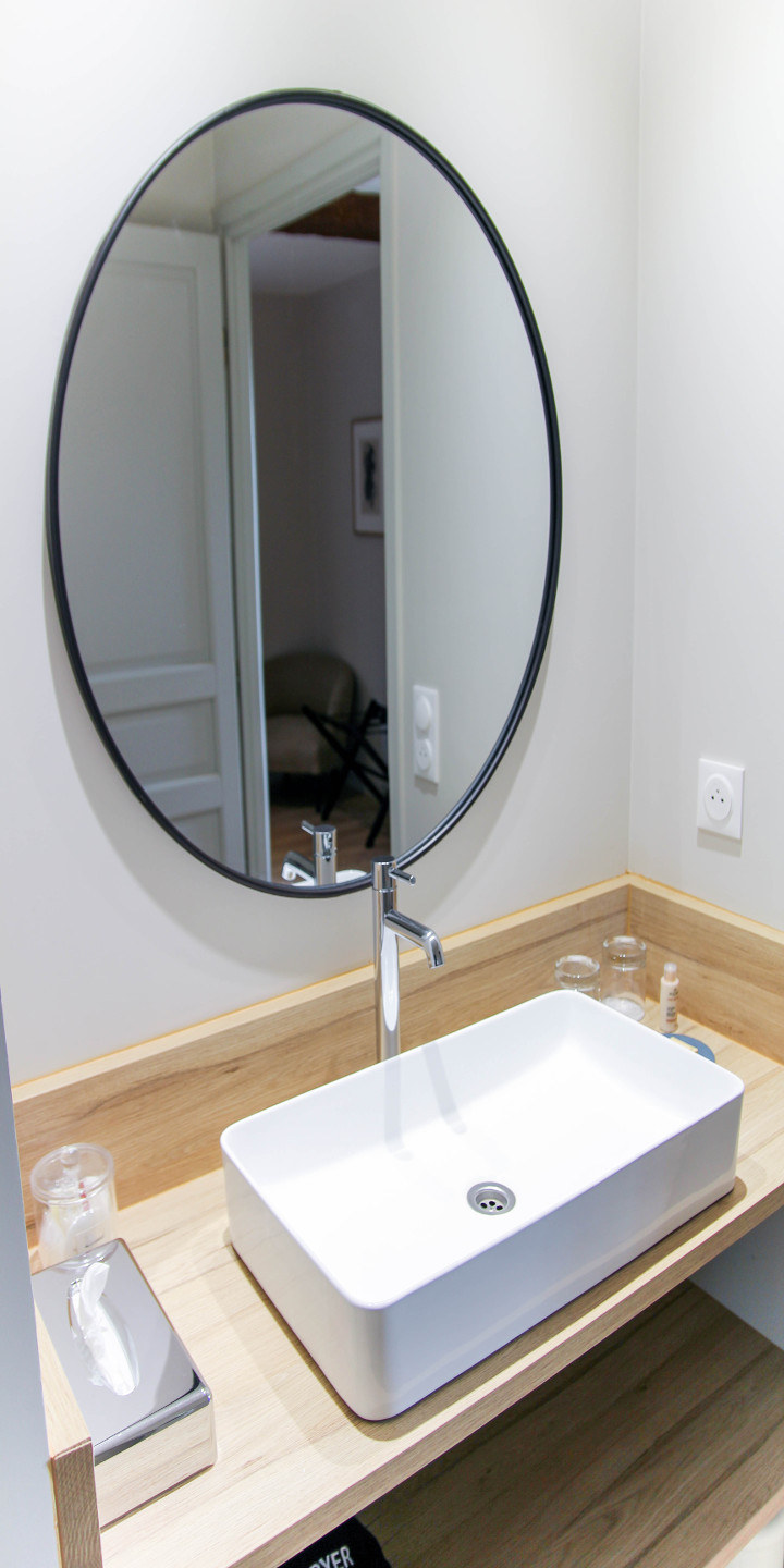 Miroir ovale salle de bain Hôtel Les Manoirs des Portes de Deauville