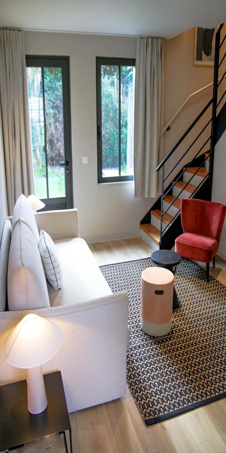 Salon et montée esclaier Hôtel Les Manoirs des Portes de Deauville