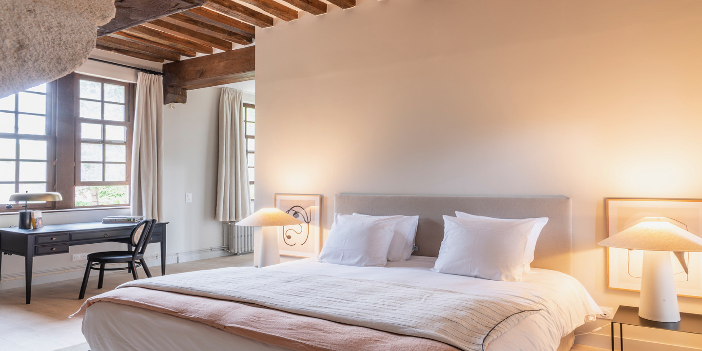 Chambre lit double avec vue fenêtre Hôtel Les Manoirs des Portes de Deauville