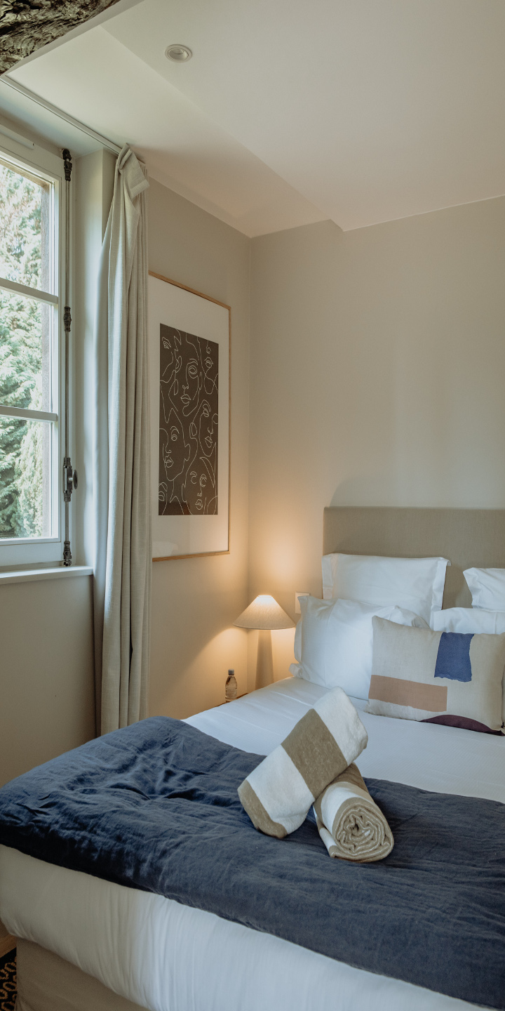 Lit double avec serviette Hôtel Les Manoirs des Portes de Deauville