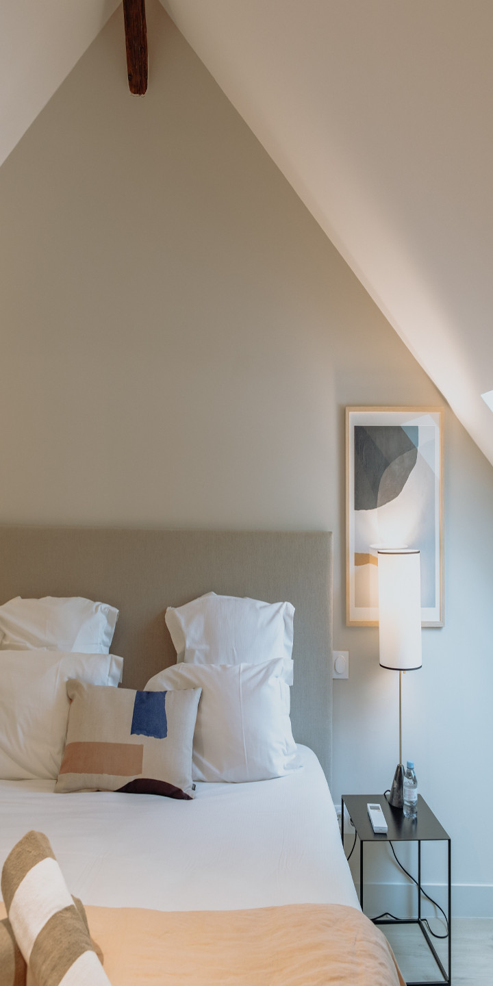 Tête de lit avec déco veilleuse Hôtel Les Manoirs des Portes de Deauville
