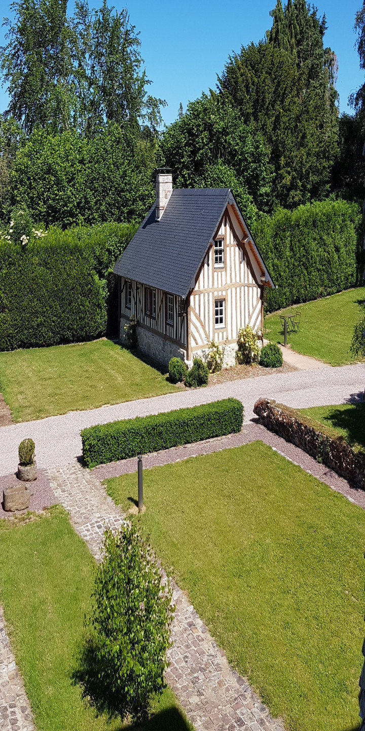 Cottage et jardin vue de haut Hôtel Les Manoirs des Portes de Deauville