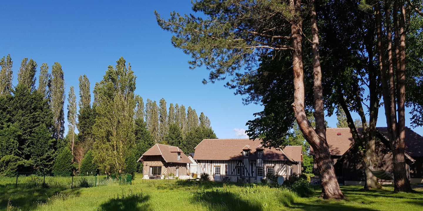 Cottage vue de loin avec jardin Hôtel Les Manoirs des Portes de Deauville