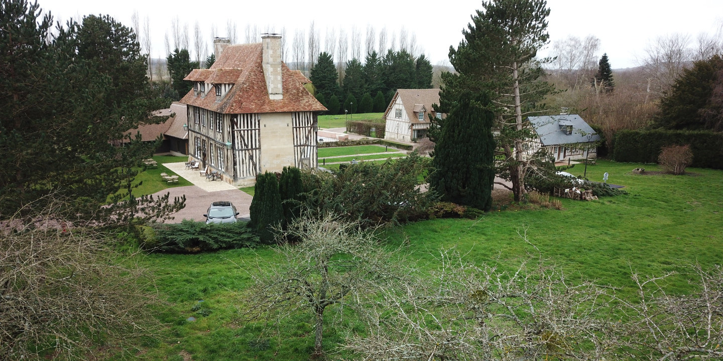 Ensemble vue de drône Hôtel Les Manoirs des Portes de Deauville
