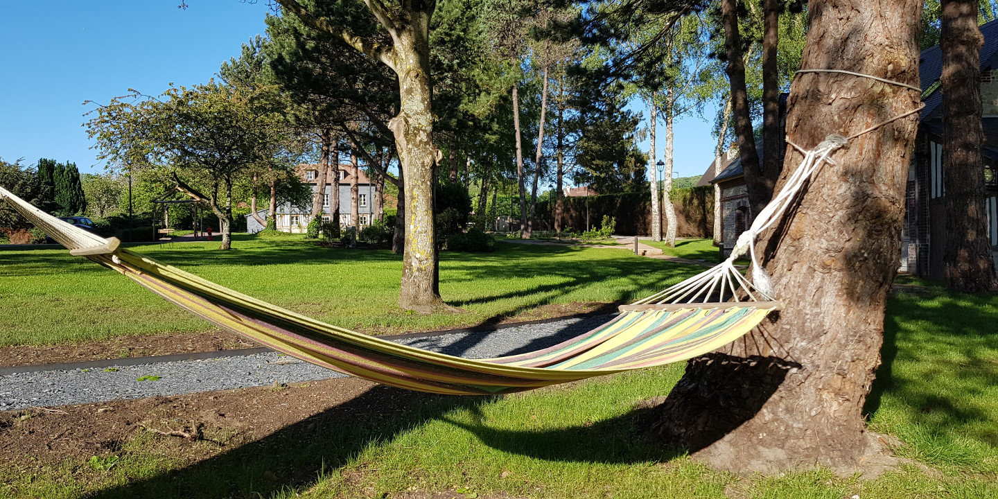 Balançoire pour se détente dans la nature Hôtel Les Manoirs des Portes de Deauville