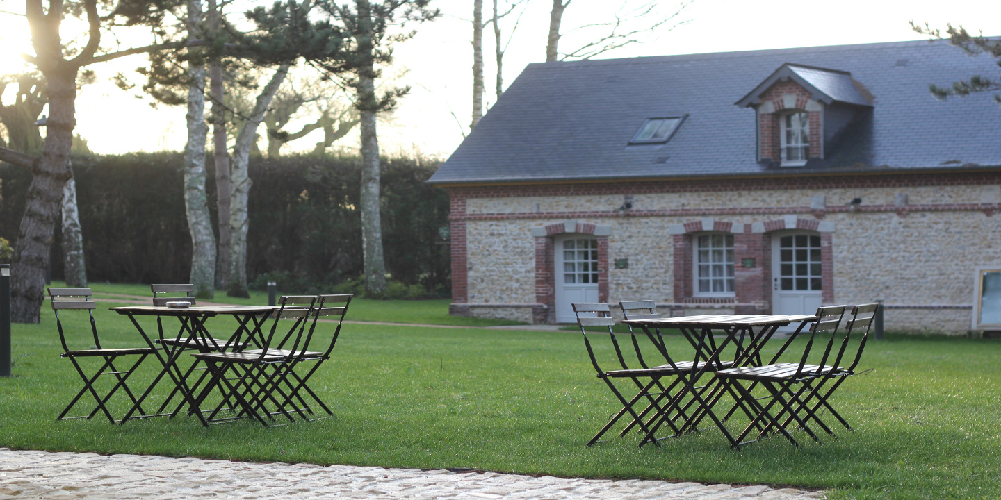 Chaise extérieur sur pelouse Hôtel Les Manoirs des Portes de Deauville