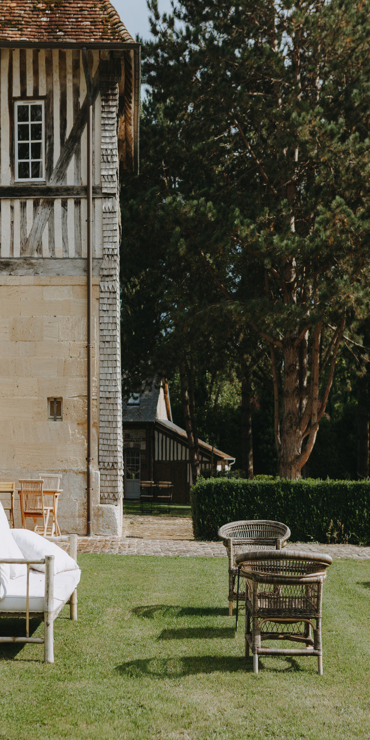 Terasse extérieur avec chaise Hôtel Les Manoirs des Portes de Deauville