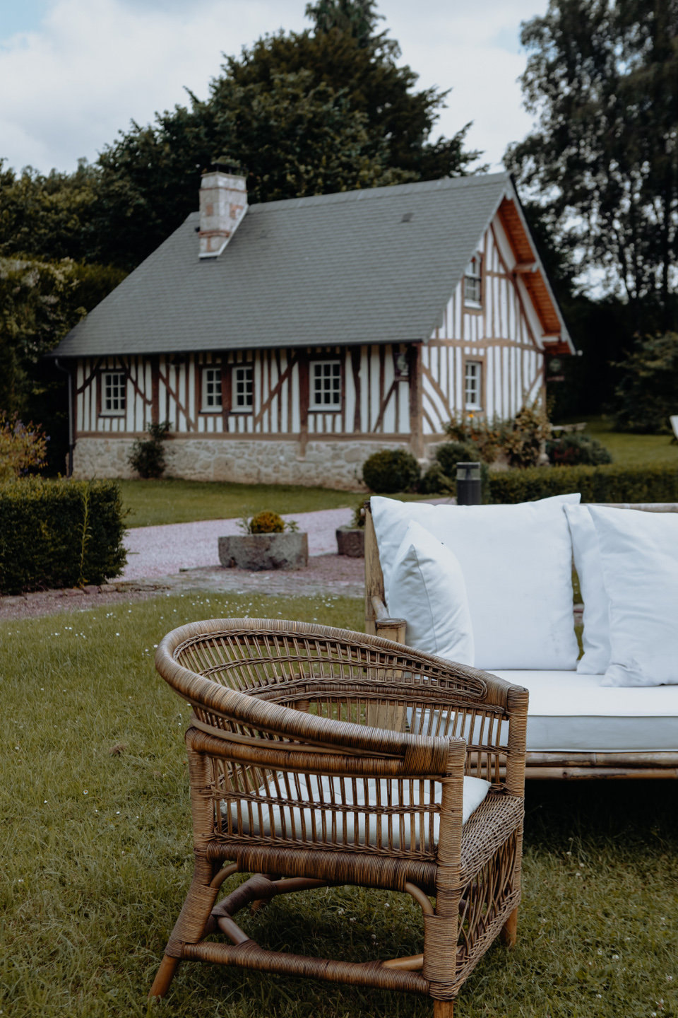 Chaise bambou salon extérieur Hôtel Les Manoirs des Portes de Deauville
