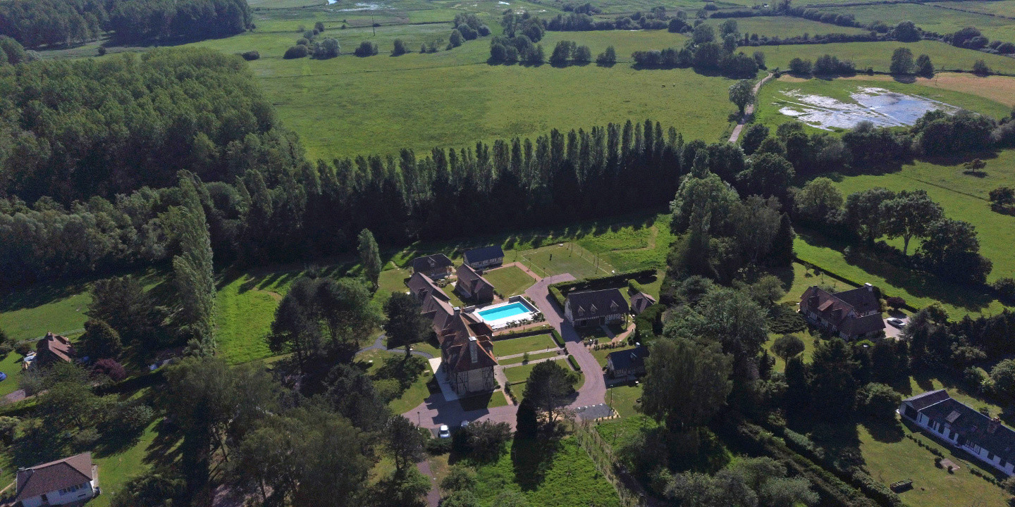 Vue de haut par drône Hôtel Les Manoirs des Portes de Deauville