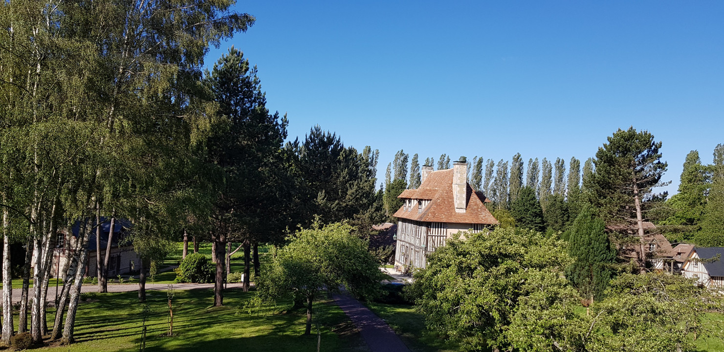 Hôtel entouré arbre Hôtel Les Manoirs des Portes de Deauville