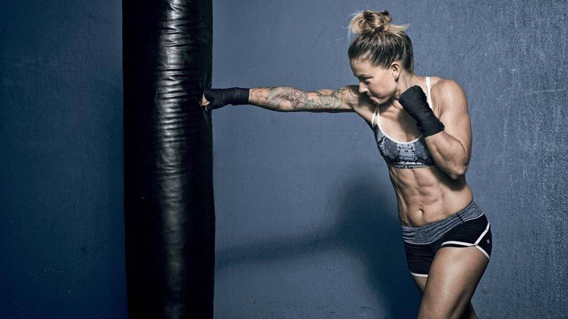 Спорт после тату. Кристмас Эбботт тату. Кристмас Эббот кроссфит. В спортзал после Татуировки.