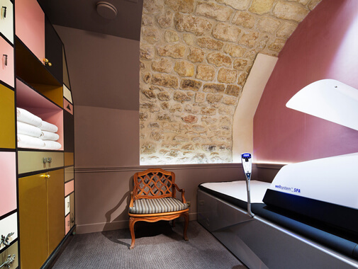 Chaise et placard avec serviette Hôtel La Maison Favart Paris