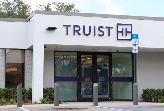 اكتشف كيفية شراء العملات المشفرة مع Truist Bank ، مما يضمن تحويلات آمنة بالدولار الأمريكي إلى البورصات المنظمة واستكشاف فرص الأصول الرقمية.