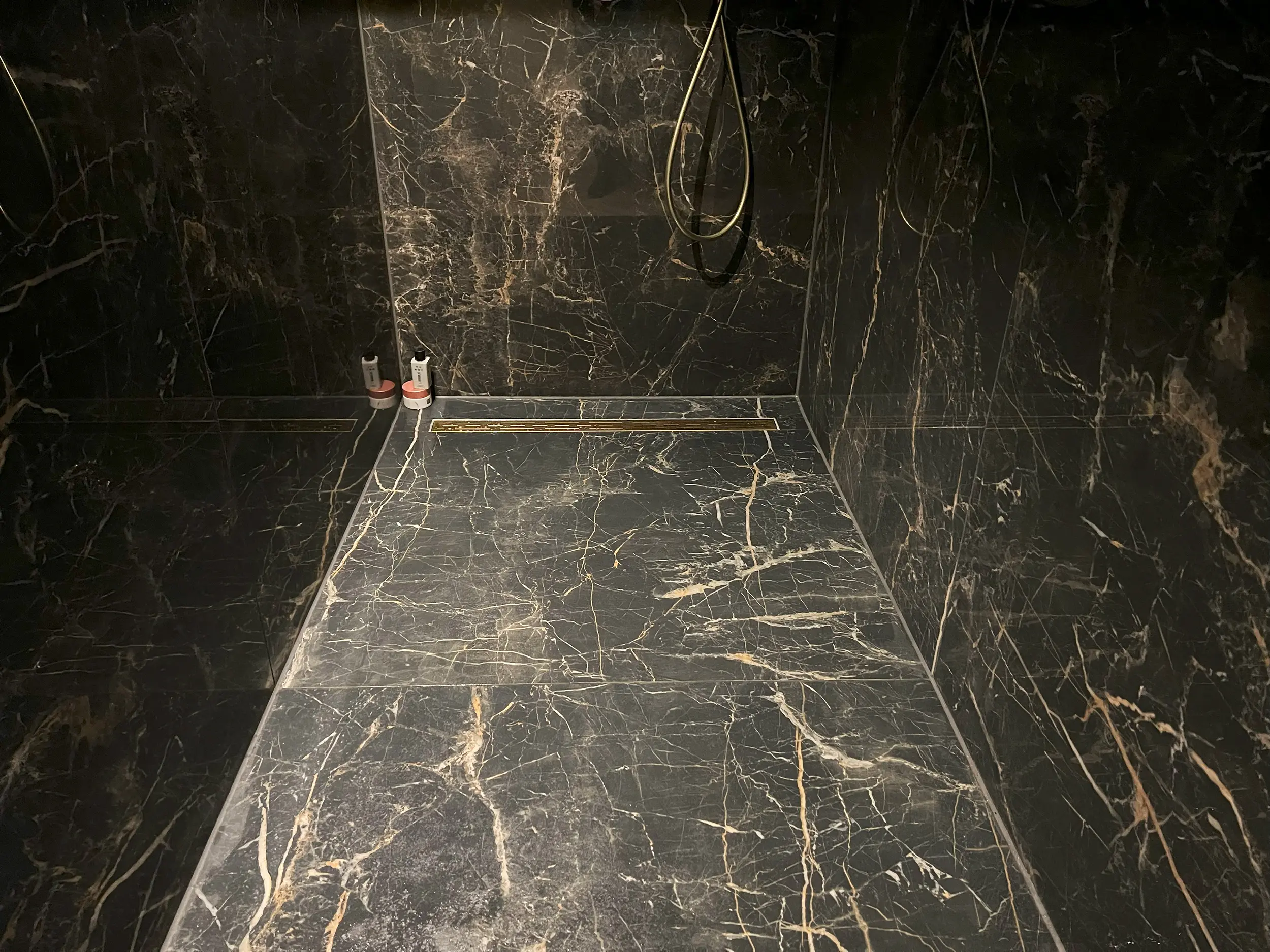 Badkamer zwart marmer - Prachtige badkamer zwart marmerlook