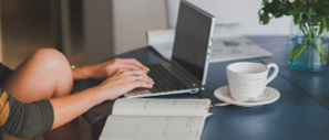 photo d'une femme travaillant en remote sur son ordinateur