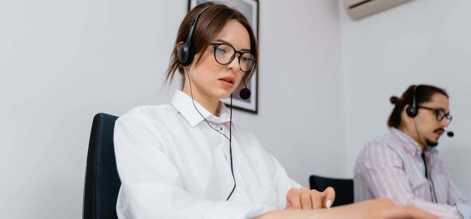 Desktop Support vs Help Desk A Guide for Business Owners