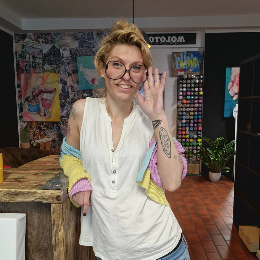 Künstlerin Volane im Tell Your Story Interview