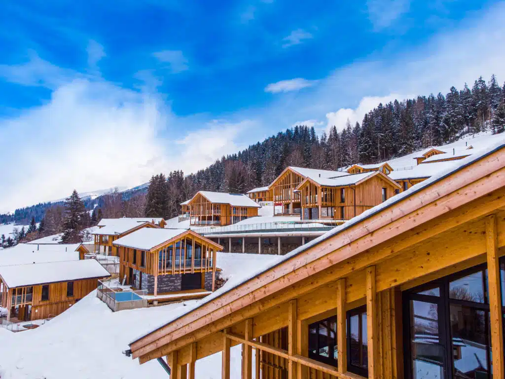 Wohlfühl-Chalets in der Steiermark (Presse) - Almdorfbau