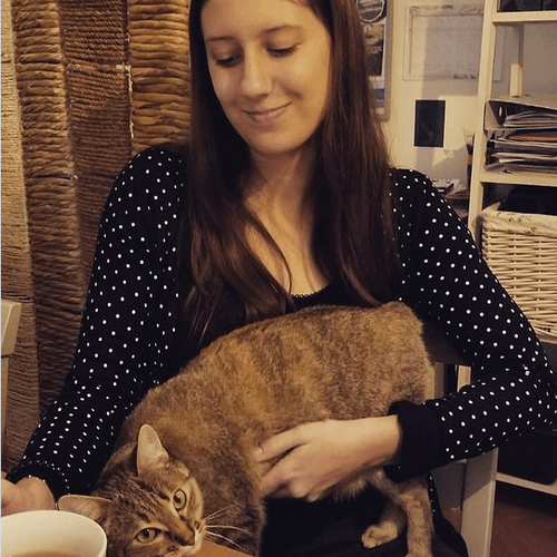 Ein Foto von Sarah Wohlfarter mit ihrer Katze am Schoß