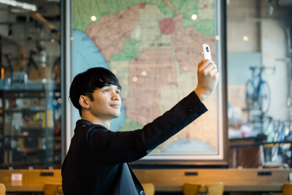 【最新版】360°カメラ RICOH THETAの簡単な使い方や撮影方法・自分が映り込まない撮影テクをご紹介します