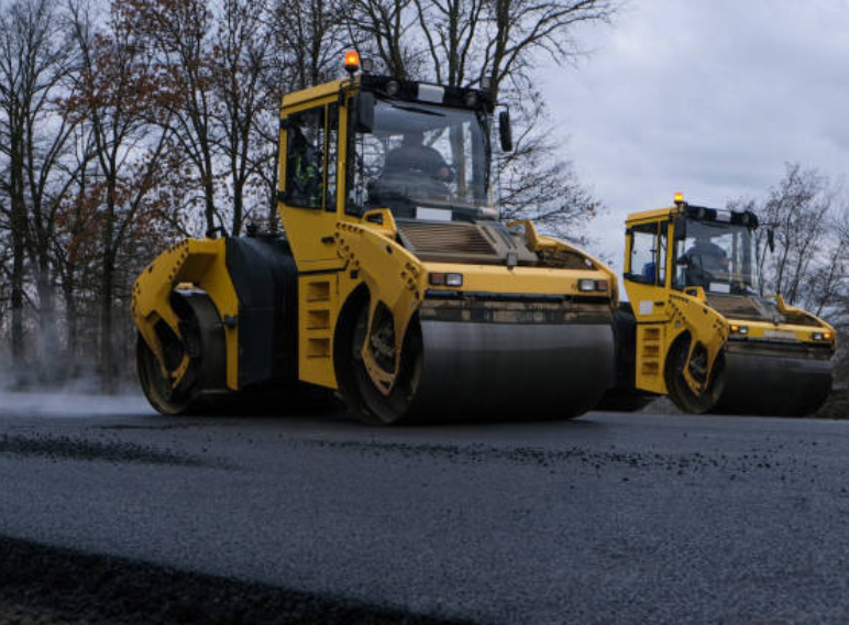 Découvrez Quel engin de chantier pour aplatir le goudron