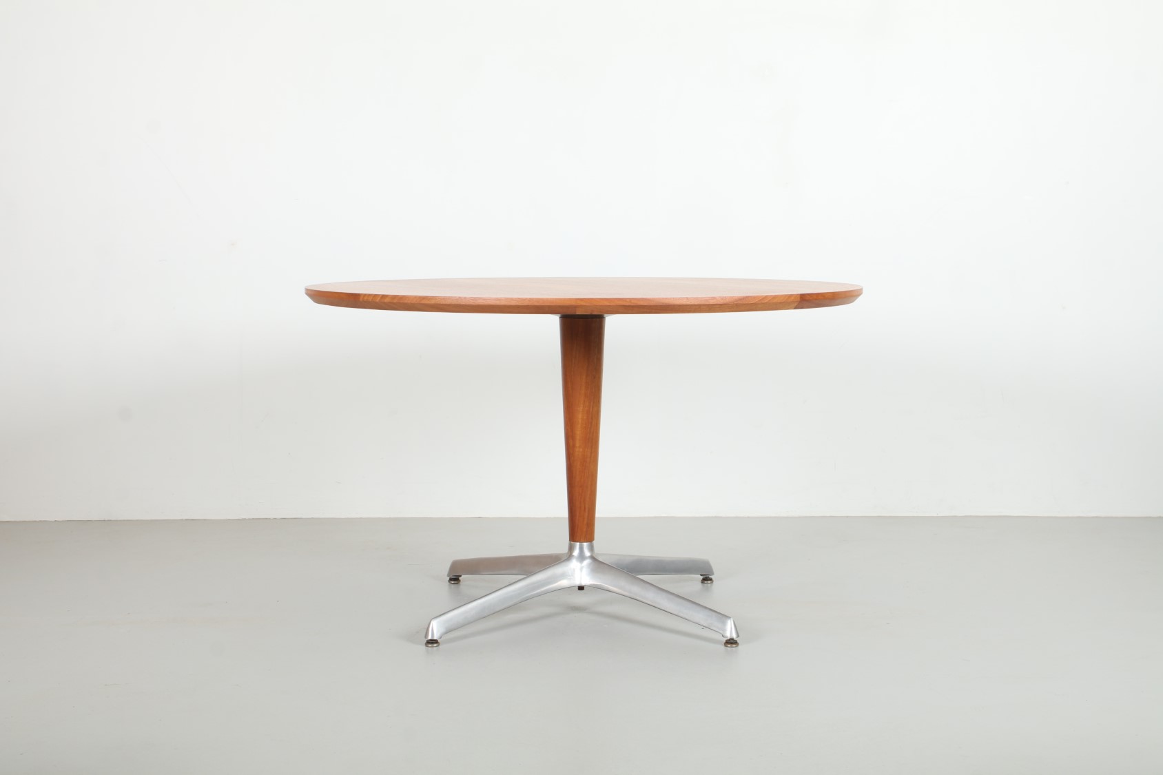 Sophisticated MidCentury Round Pedestal Dining Table