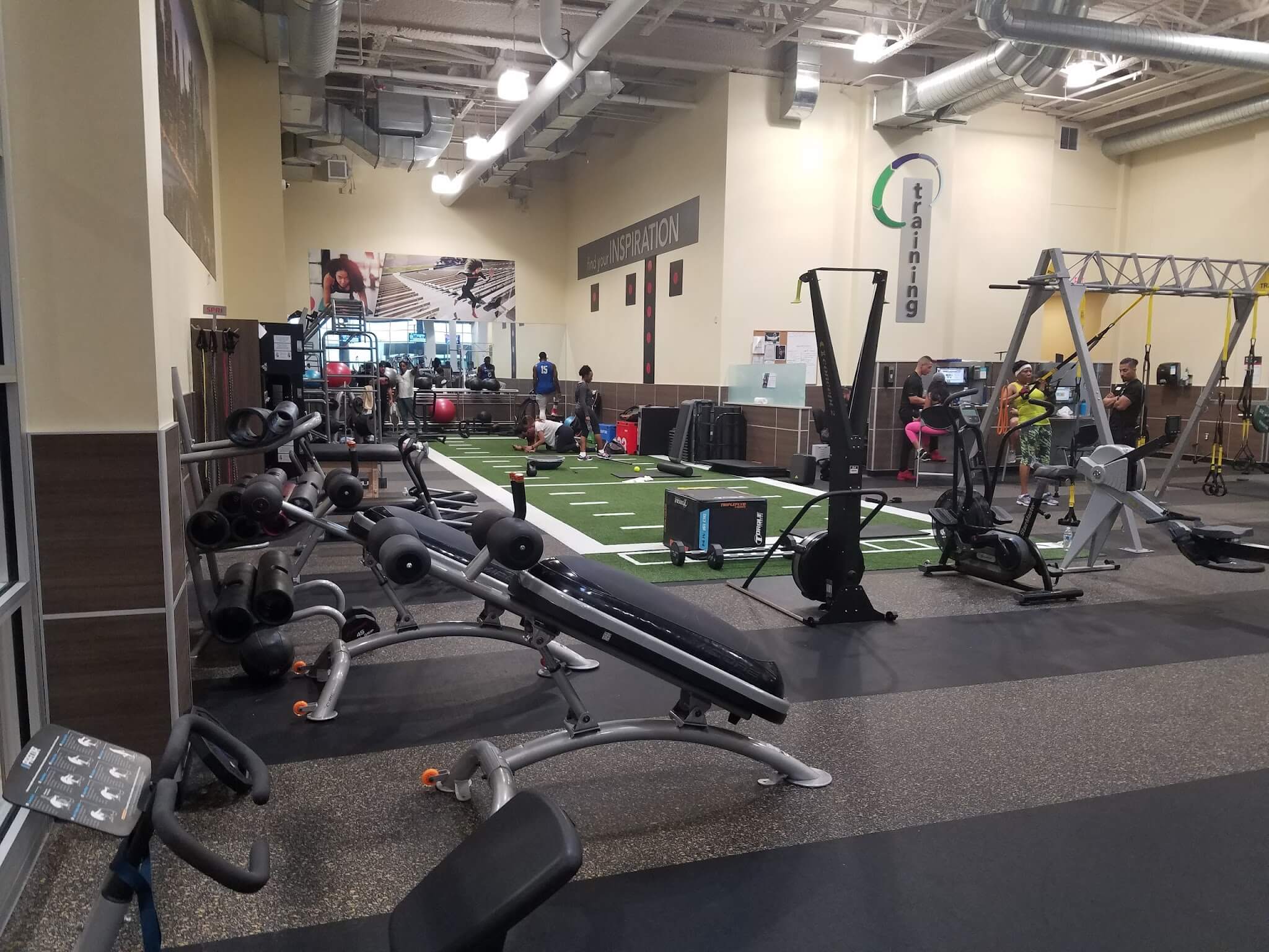 Is 24 Hour Fitness Valley Stream a good gym? (Expert Opinion)