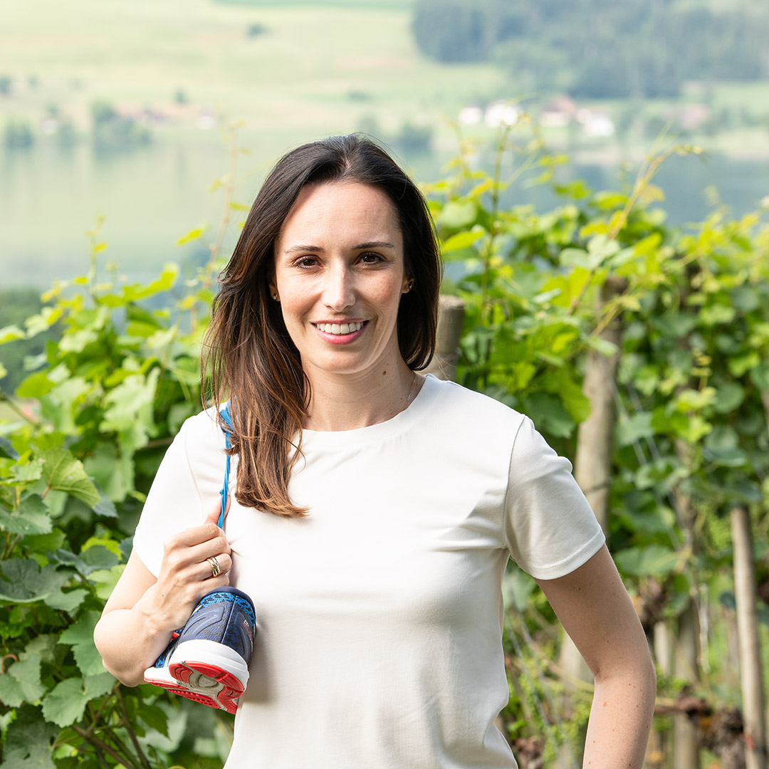 Portrait von Karin Stadelmann in den Weinbergen der Region