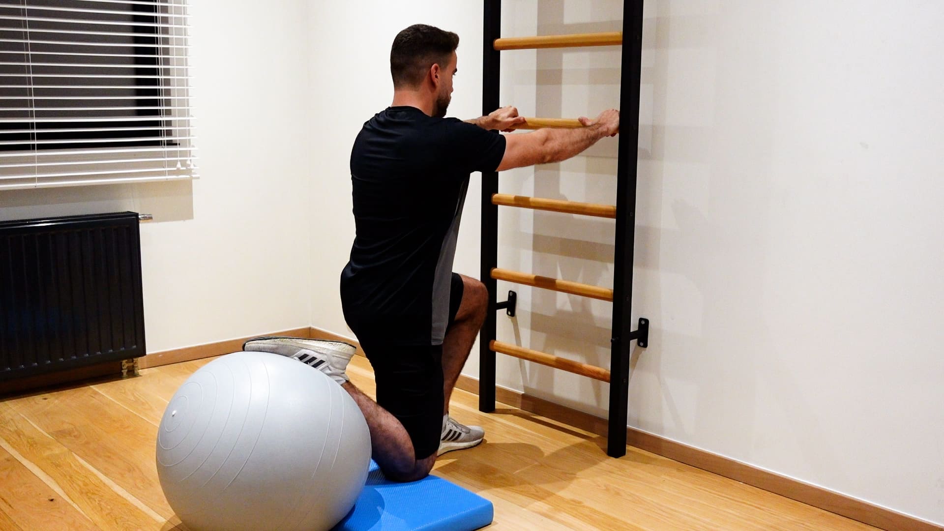 Vidéo d'exercice Étirement quadriceps avec SwissBall