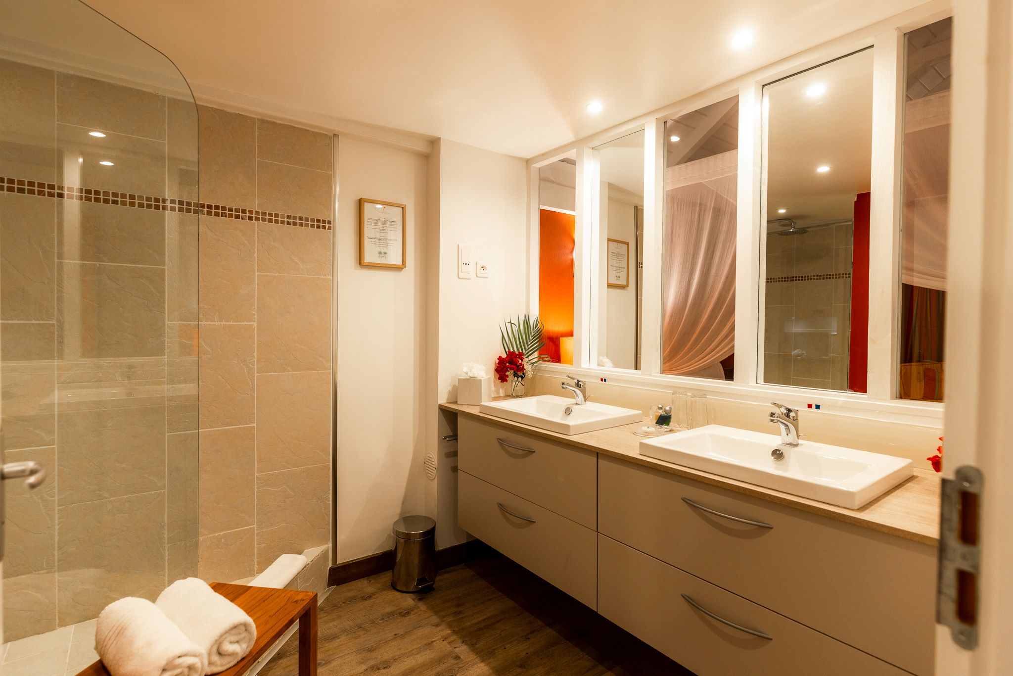 Bathroom with mirrors Palm Court Residence Hotel 4**** Baie Orientale Saint Martin