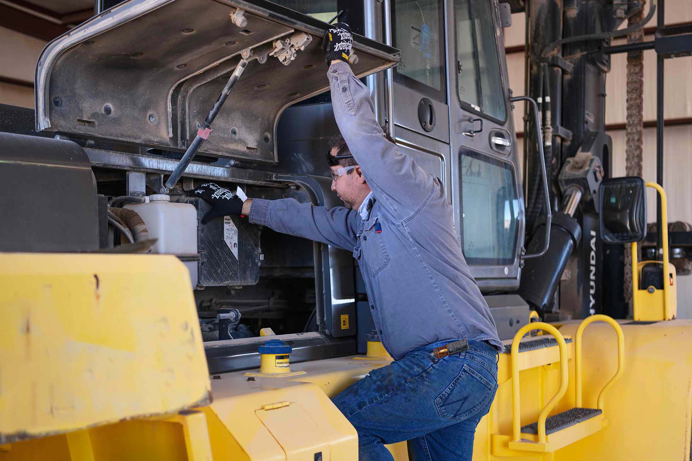 Mechanic performing forklift repair services in Texas