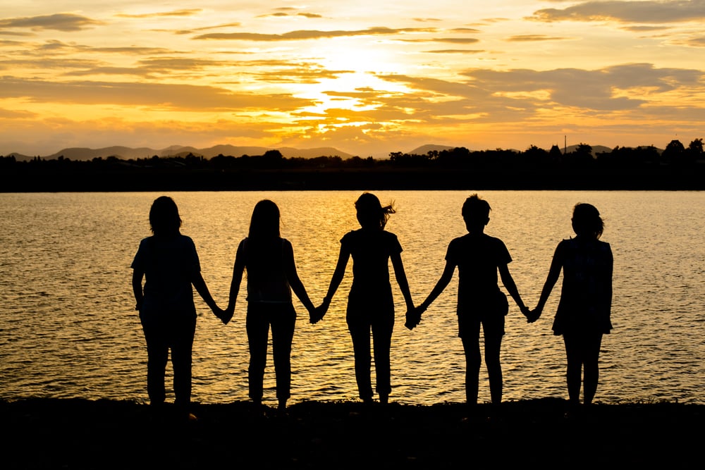 Лживая дружба фото. Мужчина и женщина сидят вместе. Подальше от тебя (2005). Стиль нью йорк 60х. Взаимоотношения мужчины и женщины.