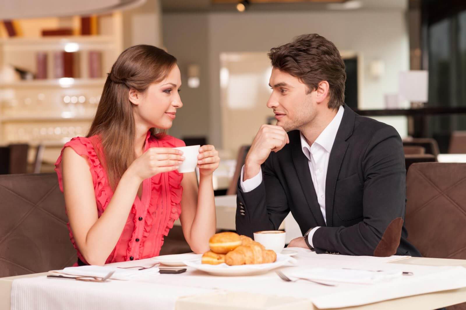 Intensiver Blickkontakt mit einer Frau Dating Psychologie