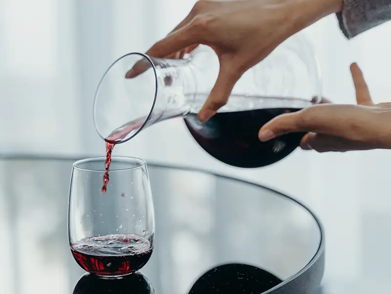 Guide How to Decant Wine byMassimo Vignaiolo