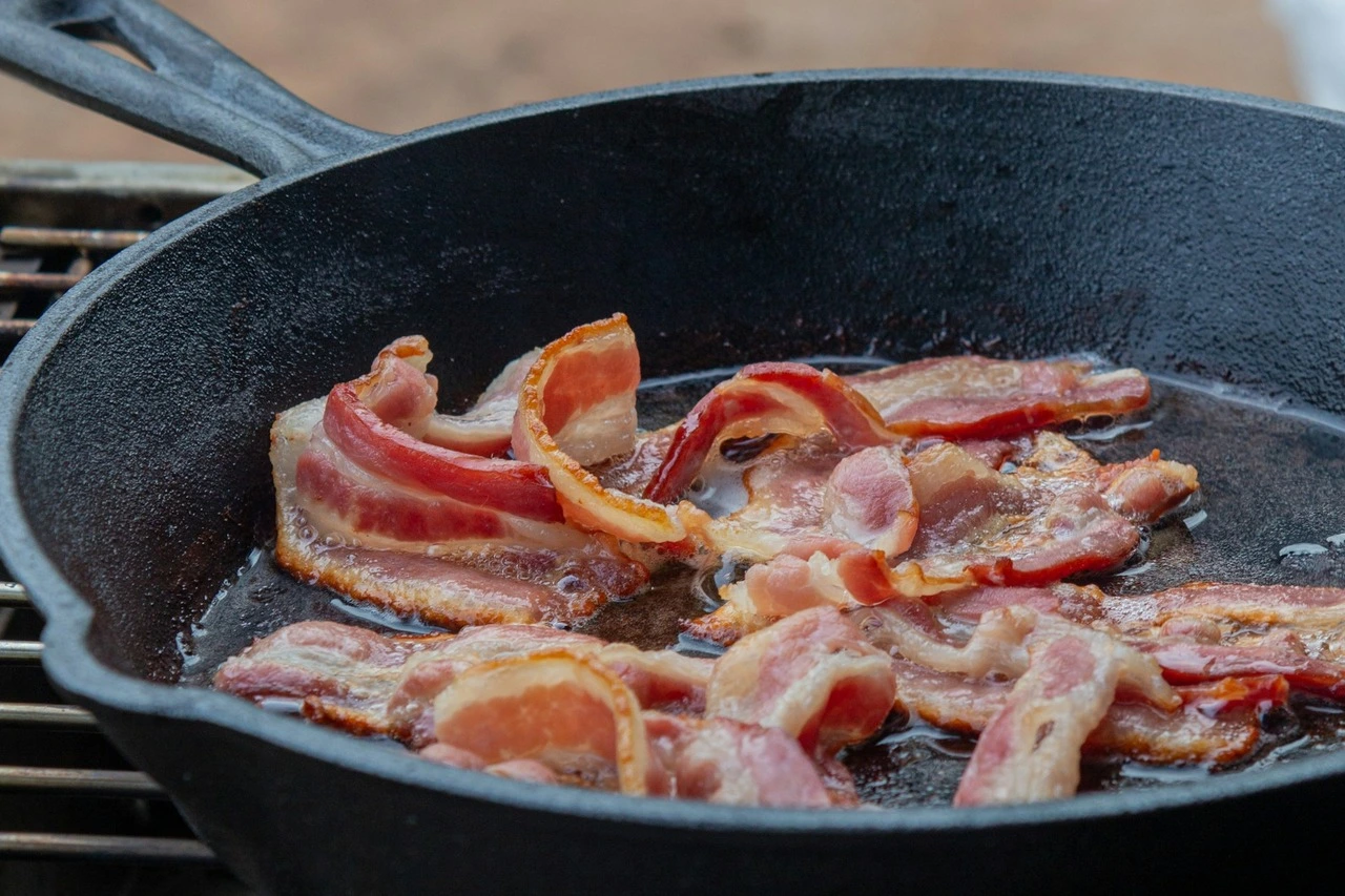 Turkey Bacon vs. Regular Bacon Which One Is Healthier? Signos